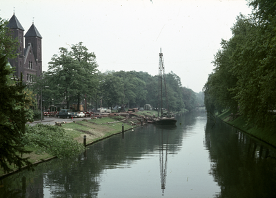 801439 Gezicht op de Stadsbuitengracht te Utrecht, vanaf de Willemsbrug, met links de St.-Gertrudiskerk ...